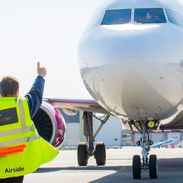 bud-airport-worker-1920x1024